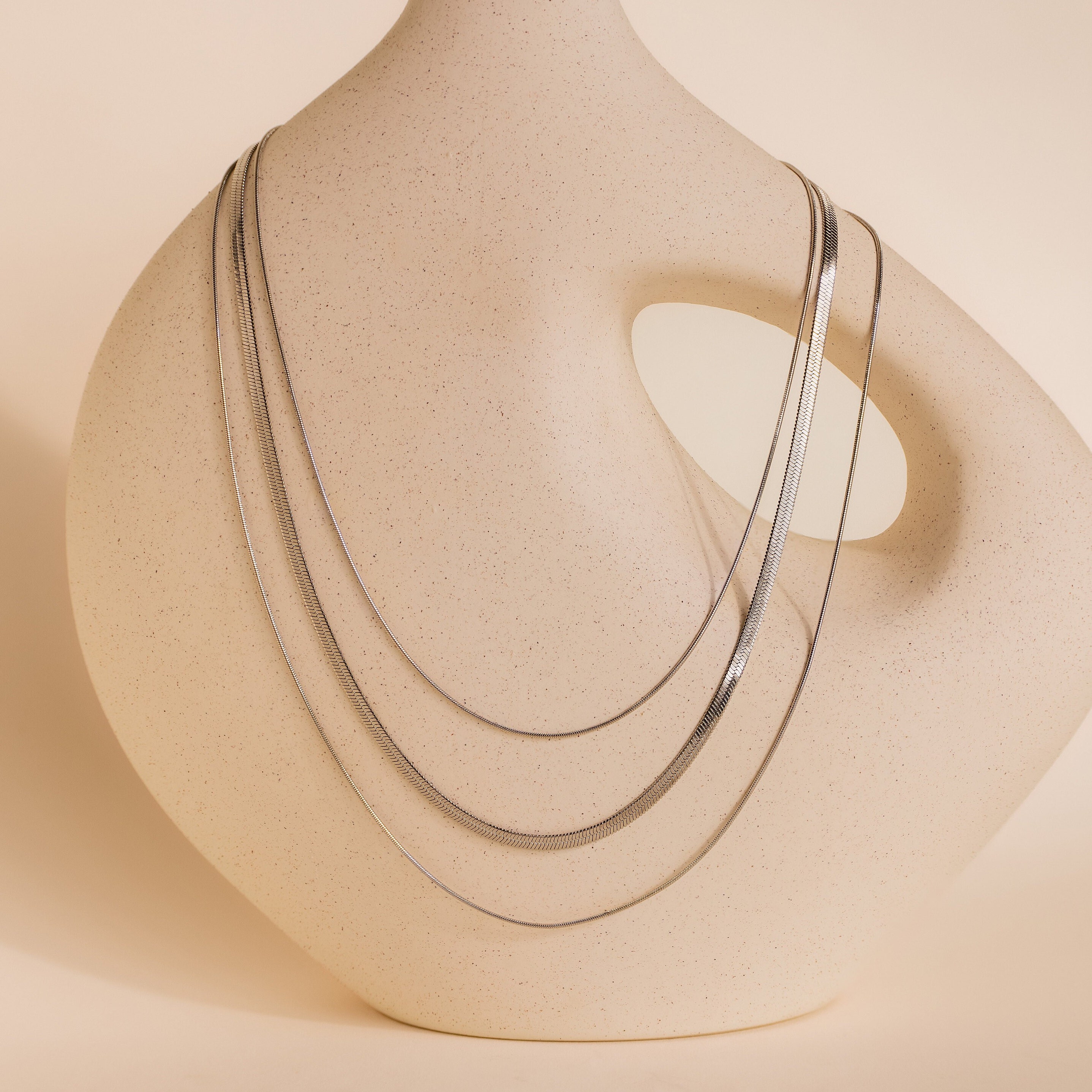 Caitlyn Minimalistのトリプルレイヤーネックレスセット。ヘリンボーン 