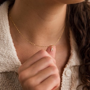 Colar com Pingente Inicial Cravejado de Diamantes da CaitlynMinimalist • Colar com Letra Cravejada de Diamantes e Corrente Espelhada • Joia Personalizada • Presente para Ela • NR286