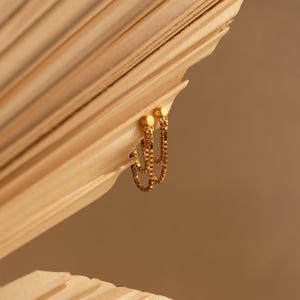 Oorbellen met platte achterkant van Caitlyn Minimalist • Fijne hangende kraakbeenoorbellen • Opvallende sieraden • Verjaardagscadeau • ER460
