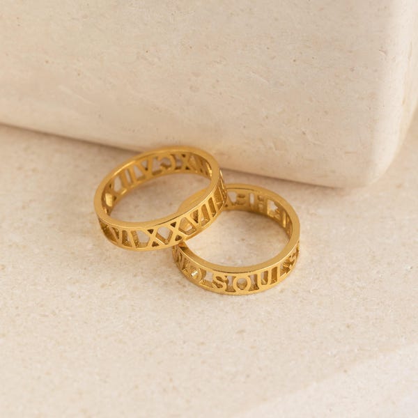 Anillo con números romanos de Caitlyn Minimalist • Anillo con nombre personalizado • Anillo de aniversario minimalista • Joyería artesanal personalizada • Regalo para él • RM03