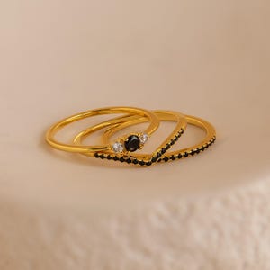 Conjunto de anillos curvos negros de Caitlyn Minimalist • Conjunto de 3 anillos apilables vintage con diamantes negros en oro • Joyería gótica • Regalo para ella • RR128