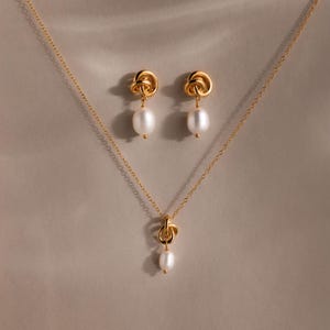 Conjunto de collar y aretes con nudo de perla de Caitlyn Minimalist • Collar con colgante de nudo de amor • Aretes delicados • Regalo de cumpleaños para esposa • MB023