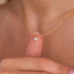Fijne opalen hartvormige ketting van Caitlyn Minimalist • Delicate liefdeshanger ketting • Minimalistische opalen hanger ketting • Cadeau voor mama • NR160