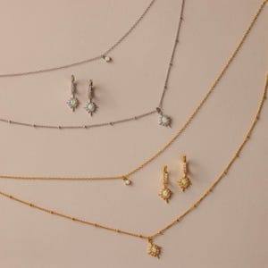 Conjunto de colar e brincos com estrela de opala da Caitlyn Minimalist • Conjunto de colar em camadas com design de estrela • Brincos de argola com opala cravejada • Presente de aniversário • MB021 imagem 9