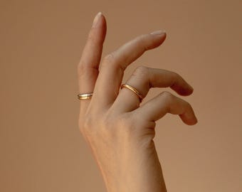 Anillo minimalista • Anillo de oro sencillo • Anillo de plata delicado • Anillo apilable perfecto para el dedo meñique, el dedo medio o el nudillo • RR031