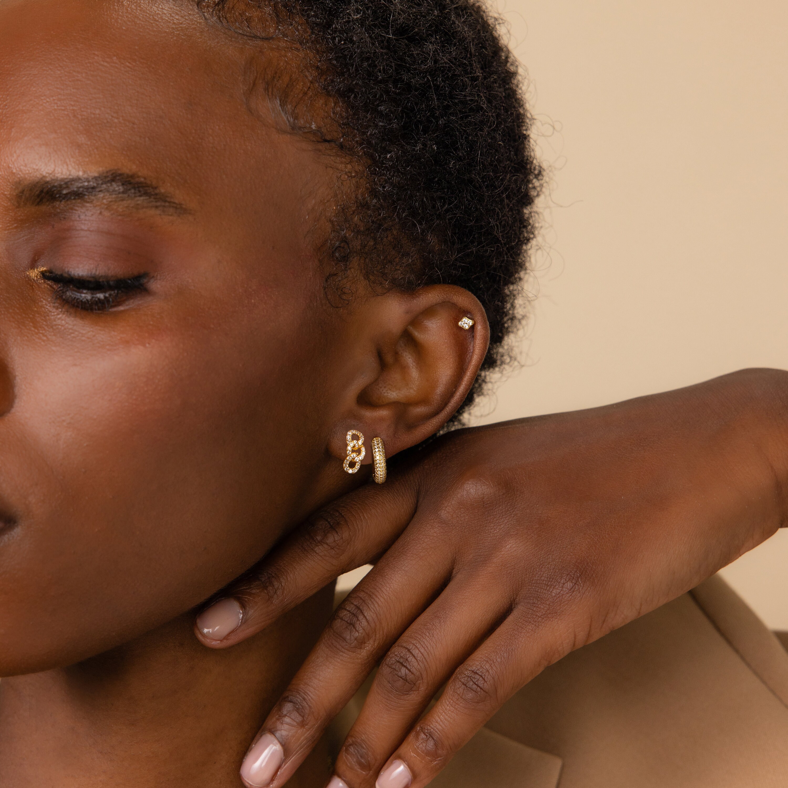 Caitlyn Minimalistのパヴェリンクスタッドピアス • インター Caitlyn Minimalistのパヴェリンクスタッドピアス • インター