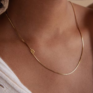 Collar con inicial lateral y cadena de caja de CaitlynMinimalist • Collar con letra personalizada • Joyería de oro personalizada • Regalo para ella • NM125F77