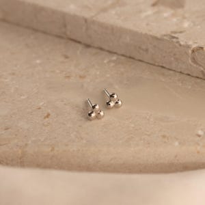 Perlenohrstecker von Caitlyn Minimalist • Kleine Kugelohrringe (Trio) • Zarte Silberohrringe • Minimalistischer Schmuck • Geschenkidee für Sie • ER180