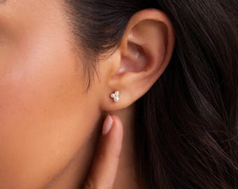 Dreiteilige Perlenohrringe von Caitlyn Minimalist • Zarte Perlenohrstecker • Klassischer Hochzeitsschmuck • Geschenkidee für Brautjungfern • ER496
