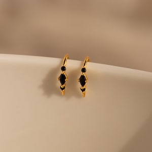 Svarta diamantörhängen med tråd av Caitlyn Minimalist • Eleganta guldörhängen • Minimalistiska smycken • Perfekt present till henne • ER359