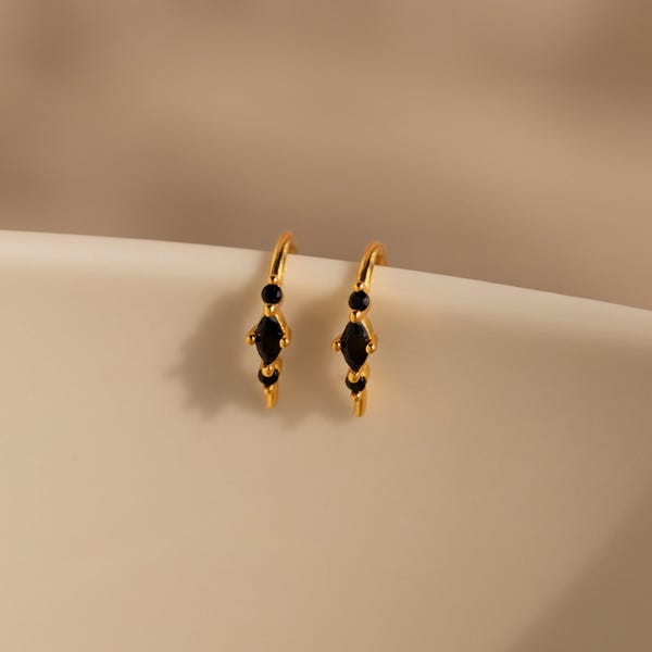 Svarta diamantörhängen med tråd av Caitlyn Minimalist • Eleganta guldörhängen • Minimalistiska smycken • Perfekt present till henne • ER359
