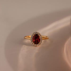 Anillo de granate pavé de Caitlyn Minimalist • Anillo de cóctel con gema roja en oro • Anillo de diamantes vintage • Joyería art déco • Regalo para mamá • RR205