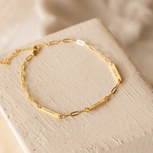Personalisiertes Mini-Namensarmband von Caitlyn Minimalist • Graviertes Charm-Armband mit zarter Büroklammerkette • Geburtstagsgeschenk für Mama • BM56F39