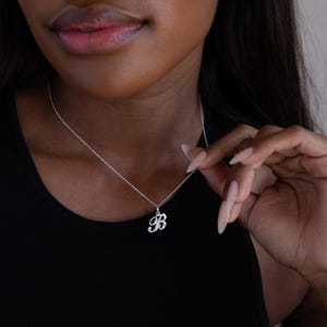 Gepersonaliseerde initialenketting van Caitlyn Minimalist • Letterhangerketting • Fijne zilveren sieraden • Gepersonaliseerd cadeau voor bruidsmeisjes • NM13F89