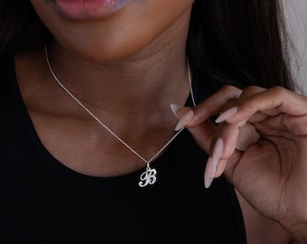 Collana con iniziale personalizzata di Caitlyn Minimalist • Collana con ciondolo a lettera • Gioielli delicati in argento • Regalo personalizzato per damigella d'onore • NM13F89