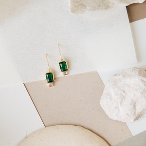 Orecchini pendenti con smeraldo • Orecchini pendenti con gemma verde in oro e argento • Gioielli boho minimalisti • Regali per damigelle d'onore • Regalo per la mamma • ER071