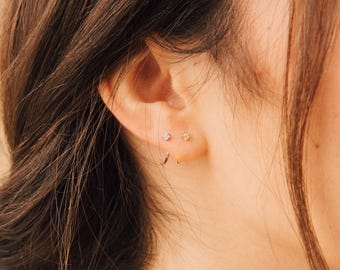 Pendientes de aro pequeños con diamantes de 1,5 mm de Caitlyn Minimalist • Mini aros Huggie • Pendientes de diamantes • Pendientes minimalistas • ER096