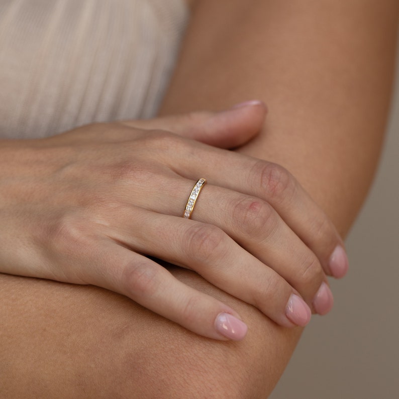 Minimalist Diamant Band in Gold von Caitlyn Minimalist Ehering, Verlobungsring, Versprechensring Hochzeitsschmuck für Bräute RR067 Bild 4