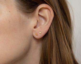 Pendientes Bolt Stud de Caitlyn Minimalist • Pendientes de cartílago Deinty Lightning en oro • Pendientes para segundo agujero • Regalo de joyería para ella • ER132
