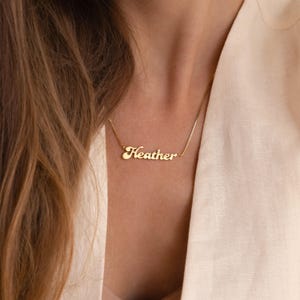 Namenskette im Vintage-Stil von Caitlyn Minimalist • Halskette mit Bubble-Schriftzug • Personalisierte Namenskette • Geburtstagsgeschenk für die Schwester • NM81F107