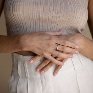 Minimalist Diamant Band in Gold von Caitlyn Minimalist Ehering, Verlobungsring, Versprechensring Hochzeitsschmuck für Bräute RR067 Bild 7