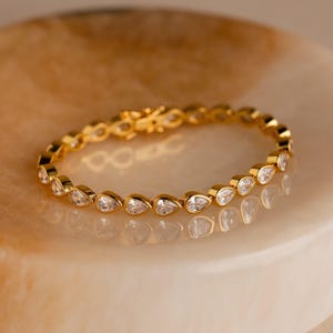 Pärondiamanttennisarmband av Caitlyn Minimalist • Stapelbart droppformat födelsestensarmband • Diamantsmycken i guld • Present till mamma • BR064
