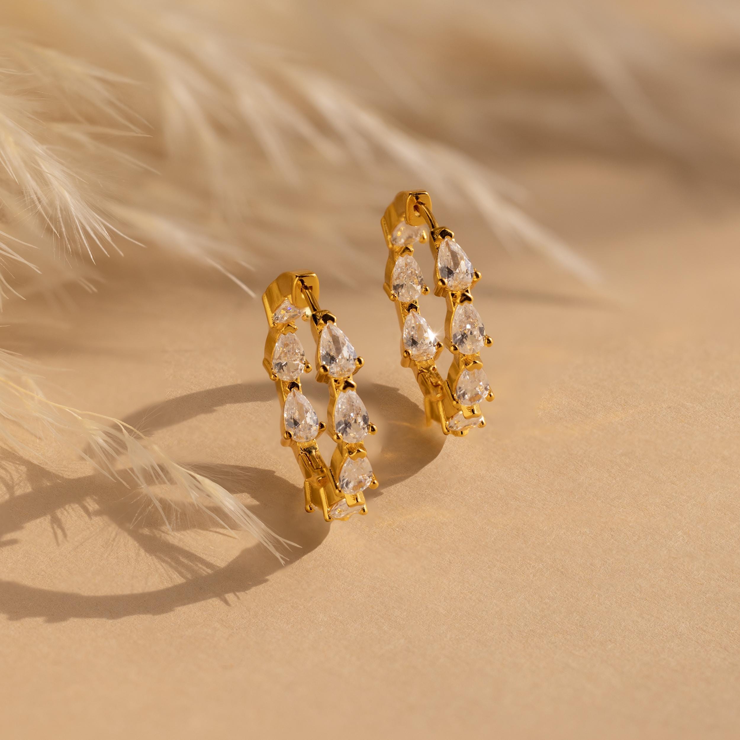 CaitlynMinimalist★インサイド・アウト ダイヤモンド・ピアス Inside Out Pear Diamond Hoops by Caitlyn Minimalist