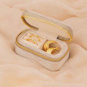 Mini smyckeskrin för resor av Caitlyn Minimalist • Beige sammetsringorganisatör • Elegant smyckeskrin för resor • Examenspresent till henne • XR024