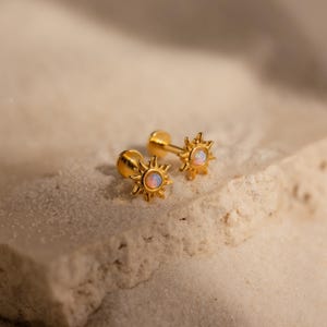 Orecchini a bottone con sole in opale di Caitlyn Minimalist • Orecchini a bottone con retro piatto celeste in oro e argento • Gioielli con pietra portafortuna in opale • Regalo di compleanno • ER585
