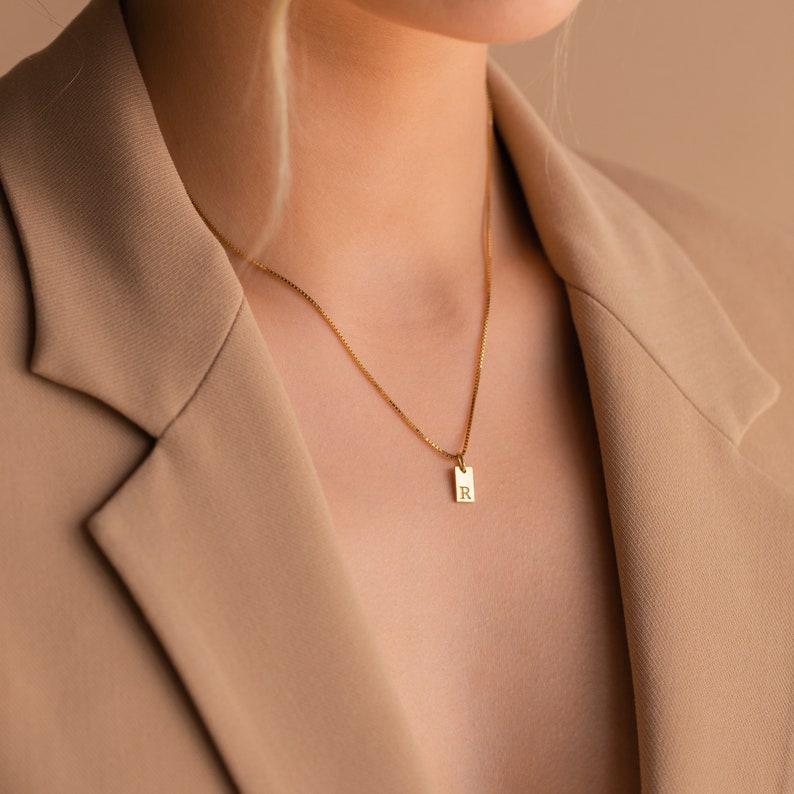 Collier avec étiquette initiale délicate par Caitlyn minimaliste Collier avec pendentif lettre gravé personnalisé en chaînette Cadeaux de demoiselle d'honneur NM83bNIF33 image 3