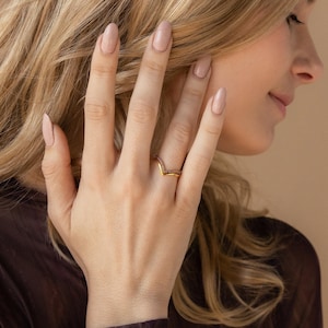Ensemble de bagues Chevron avec pierre de naissance par Caitlyn Minimalist • Bagues empilables incurvées avec pierre précieuse personnalisée • Bijoux Art Déco • Cadeau pour elle • 129 RM