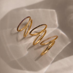 Eternity Geboortesteen Ringenset van CaitlynMinimalist • Gepersonaliseerde geboortesteenring met dunne gouden band • Minimalistische sieraden • Cadeau voor moeder • RM172