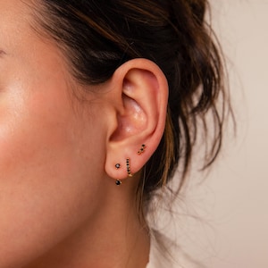 Örhängesset med svarta diamanter av Caitlyn Minimalist • Pave diamantring, örhänge med stift och klätterörhänge • Present till henne • ER428