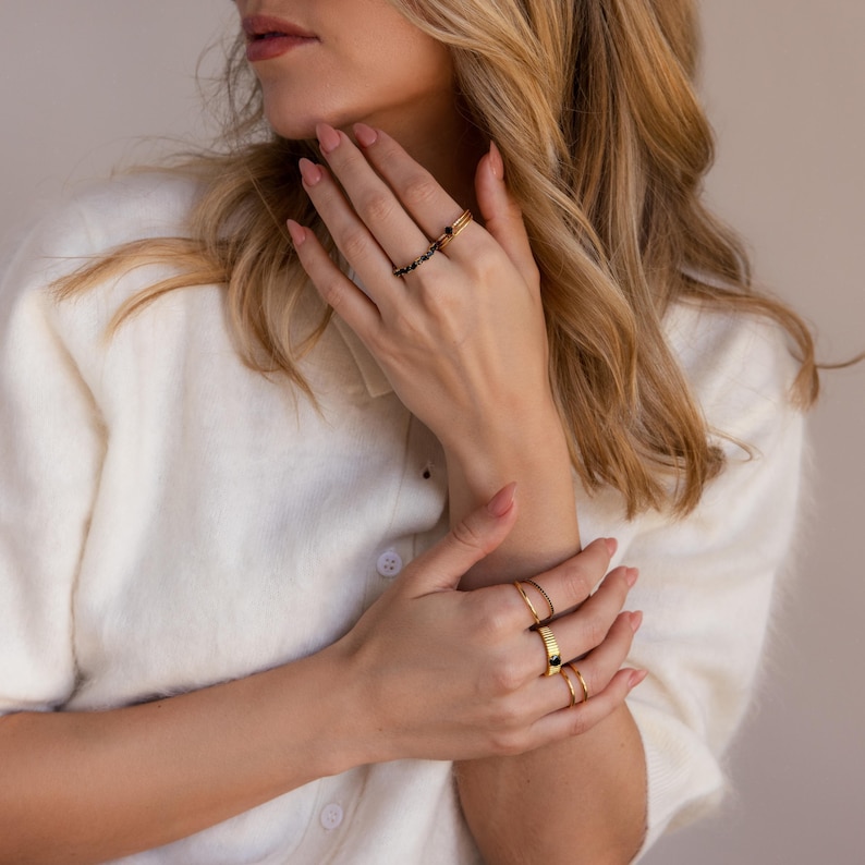 Conjunto de Anéis com Pedras de Nascimento Eternity da CaitlynMinimalist • Anel personalizado com pedra de nascimento e aro fino em ouro • Joias minimalistas • Presente para mães • RM172 imagem 8