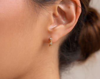 Brincos de argola geométricos com diamantes da Caitlyn Minimalist • Brincos delicados em estilo Art Déco • Brincos de argola com engaste em bisel • Joia exclusiva para presente • ER489