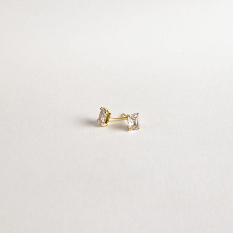 Minimalistische Smaragd-Diamant-Ohrringe • Smaragdgeschliffene Diamant-Ohrringe • Schlichte, perfekte Ohrringe • Hochzeitsohrringe • Geschenk für Sie • ER168 Bild 8