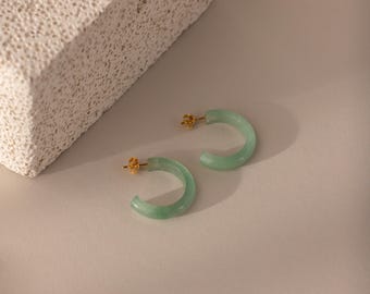 Orecchini a cerchio spessi in giada di Caitlyn Minimalist • Orecchini a cerchio con pietre preziose verdi • Orecchini a perno di tendenza • Gioielli boho • Regalo per la migliore amica • ER702