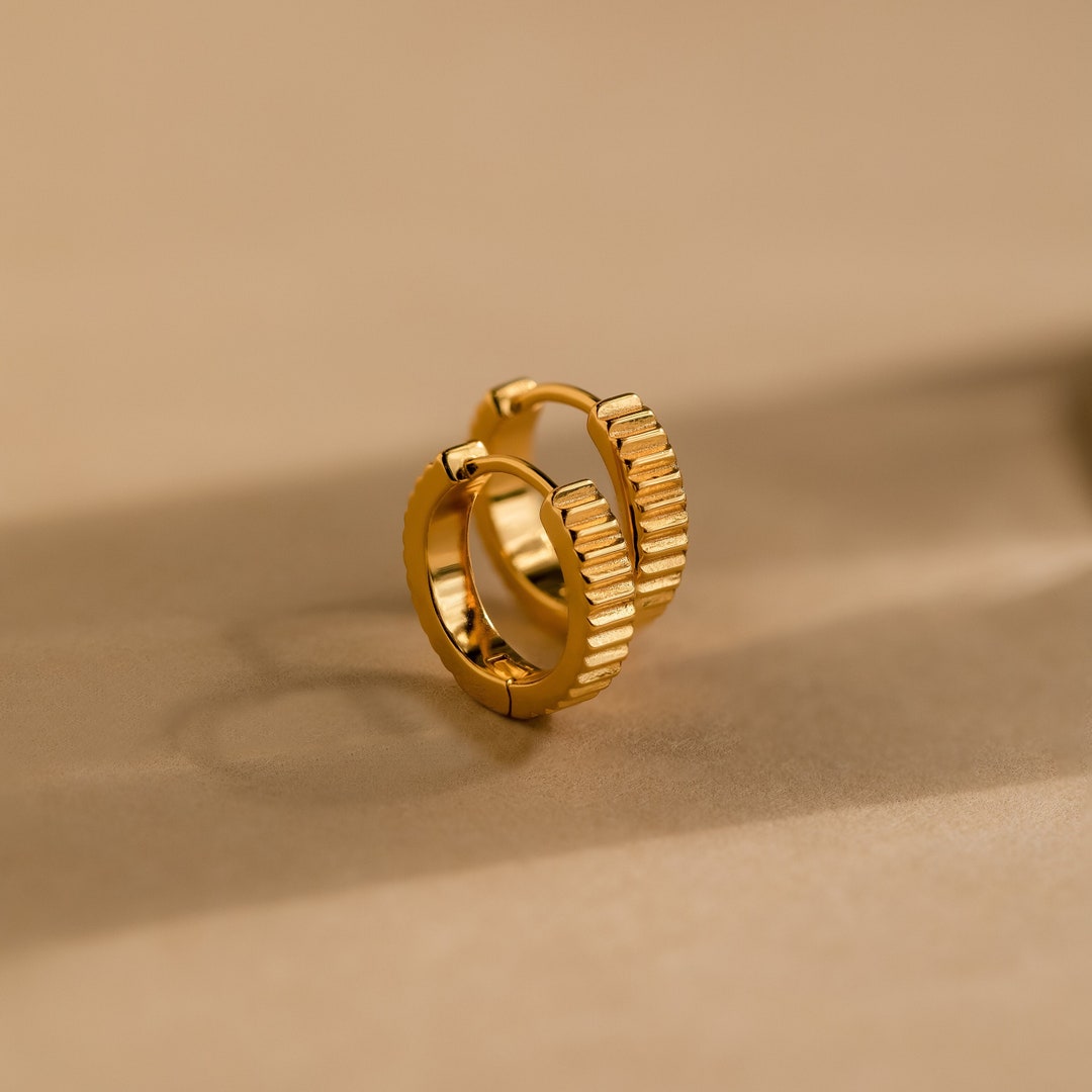 Ribbed Huggie Earrings by Caitlyn Minimalist • Thick Hoop Earrings in Gold & Silver • Perfect Everyday Look • Gift for Her • ER334