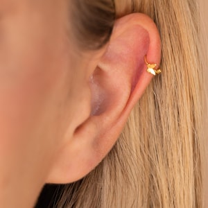 Orecchini a cerchio con cartilagine a farfalla di Caitlyn Minimalist • Delicati gioielli in oro da indossare tutti i giorni, orecchini impilabili • Regalo per lei • ER281