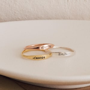Elegant graverad blomsterring av CaitlynMinimalist • Personlig stapelbar ring • Anpassad vänskapsring • Presenter till mamma • RM21