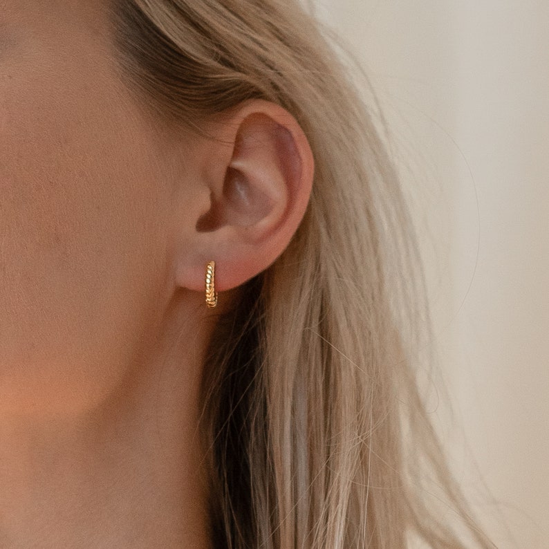 Twisted Huggie Earrings by Caitlyn Minimalist New Petite Hoop Earrings Perfect Simple Earrings For Her ER046 imagen 3