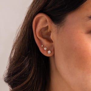 Zestaw kolczyków z diamentową oprawą i płaskim tyłem od Caitlyn Minimalist • Kolczyki z diamentowymi sztyftami w 3 rozmiarach • Zestaw biżuterii na co dzień • Prezenty dla niej • ER620