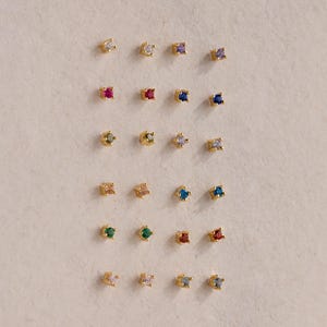 Brincos de pino com pedras de nascimento delicadas e base plana da Caitlyn Minimalist • Brincos de pino com pedras preciosas delicadas • Joias de cristal • Presente de aniversário para ela • ER759