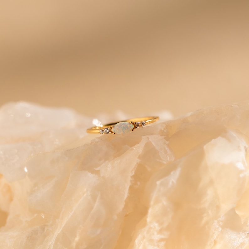 Opaal en diamanten ring van Caitlyn Minimalistisch Sierlijke kristallen ring Minimalistische dunne ring Verlovingsring Verjaardagscadeau RR123 afbeelding 5