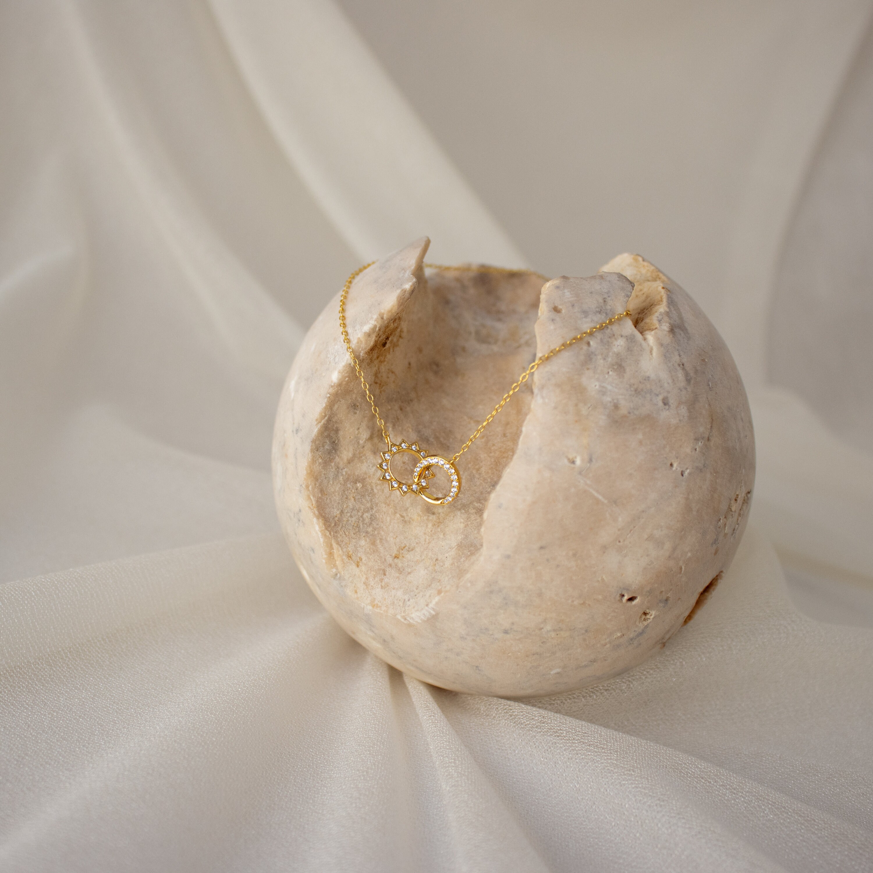 CaitlynMinimalistのサン＆ムーンエタニティネックレス