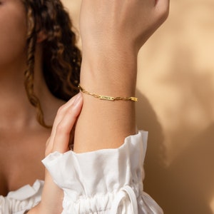 Mini bracelet porte-nom personnalisé minimaliste par Caitlyn Bracelet à breloques gravé avec une chaîne fine en forme de trombone Cadeau pour nouvelle maman BM56F39 image 4