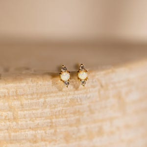 Opal- och diamantörhängen av Caitlyn Minimalist • Eleganta broskörhängen i guld • Opalsmycken • Födelsedagspresenter till henne • ER469