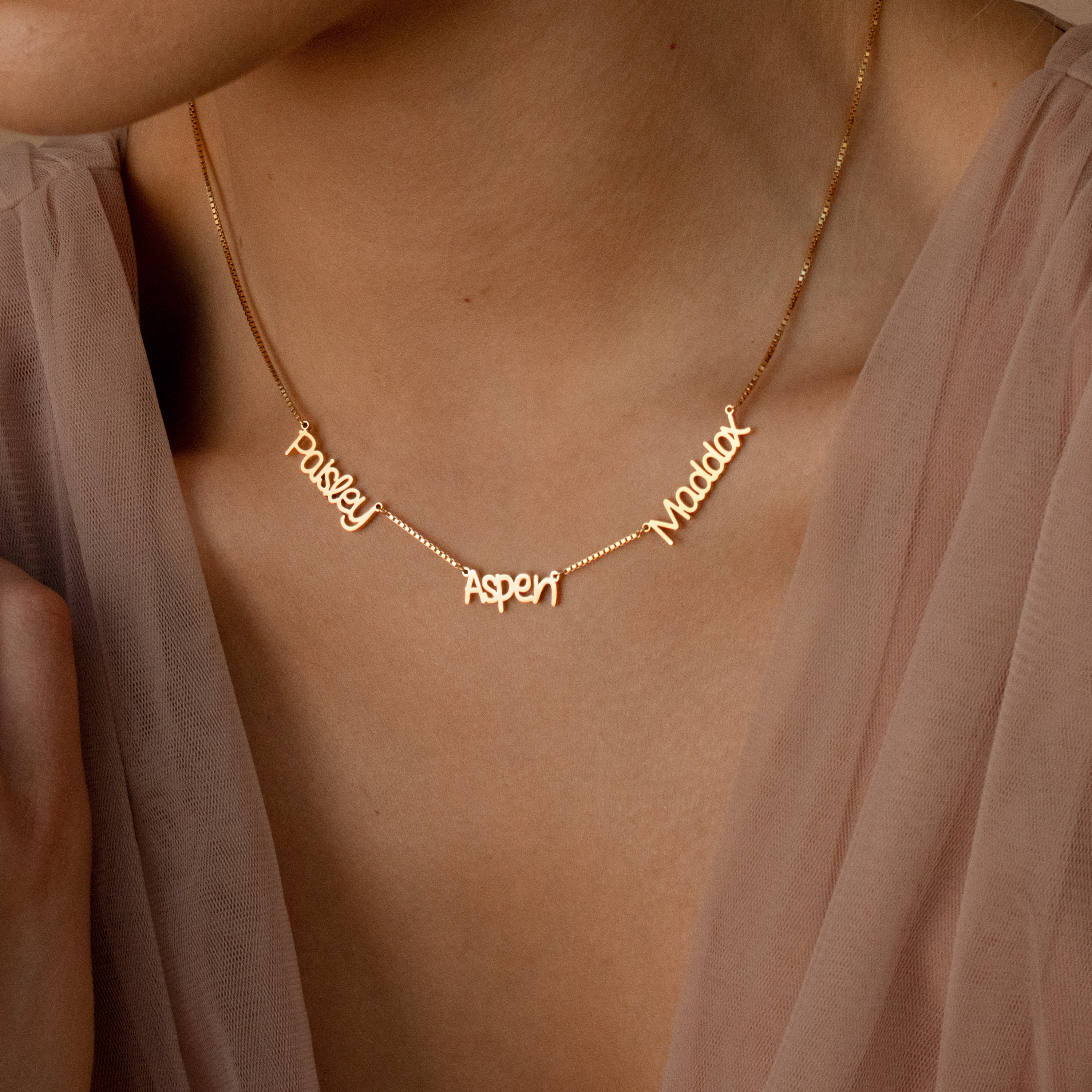 Caitlyn Minimalistの繊細なチェーンに施されたマルチネーム
