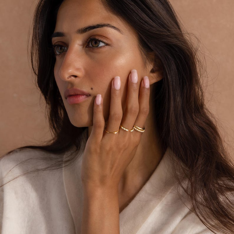 Conjunto de anillos de ópalo baguette de Caitlyn Minimalist • Juego de 2: delicados anillos apilables con piedras preciosas de ópalo • Joyería nupcial • Regalo para ella • RR187 imagen 7