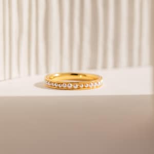 Perlenring von Caitlyn Minimalist • Minimalistischer Stapelring • Brautschmuck mit Perle • Jahrestagsgeschenk für Frauen • RR101